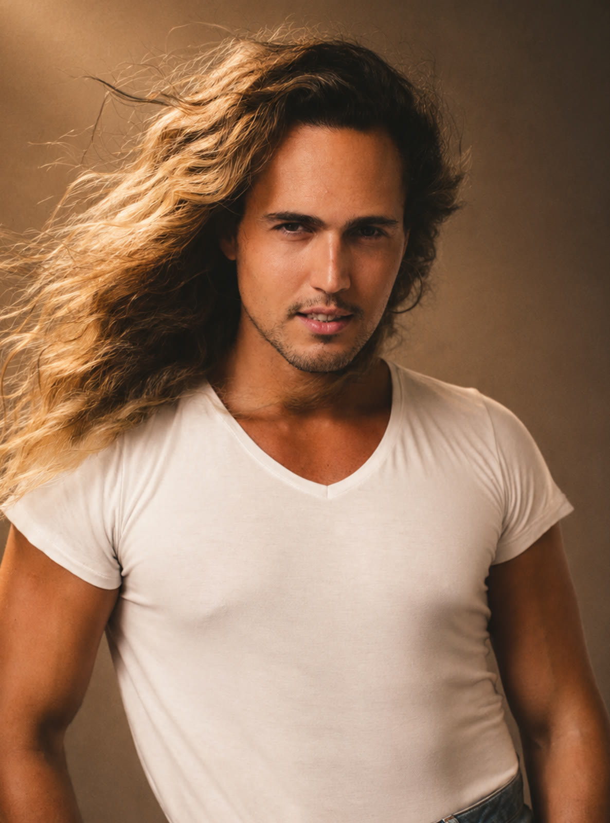 Retrato editorial de um dos artistas da Be Boots, cabelo ao vento